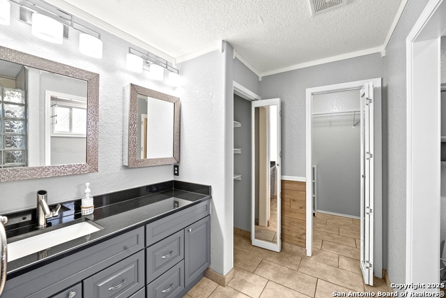 Listing photo id 16 for 6739 Tezel Bend