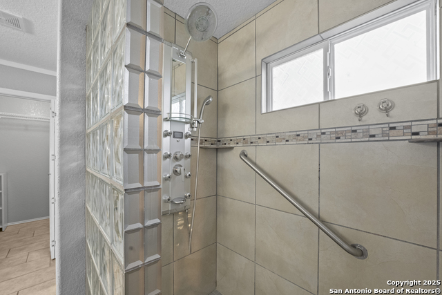 Listing photo id 17 for 6739 Tezel Bend
