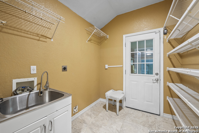 Listing photo id 31 for 6739 Tezel Bend