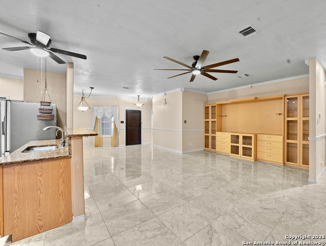 Listing photo id 3 for 6739 Tezel Bend