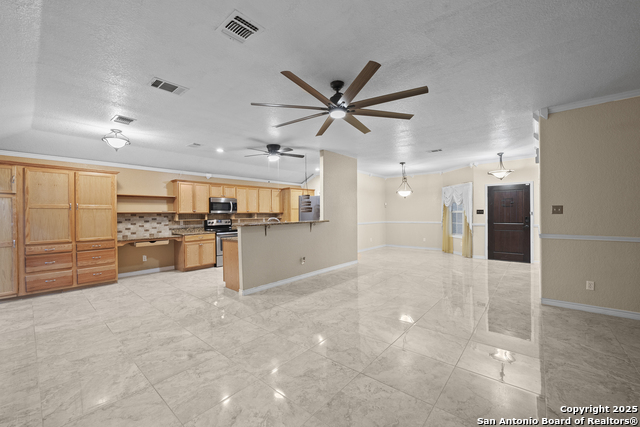 Listing photo id 4 for 6739 Tezel Bend