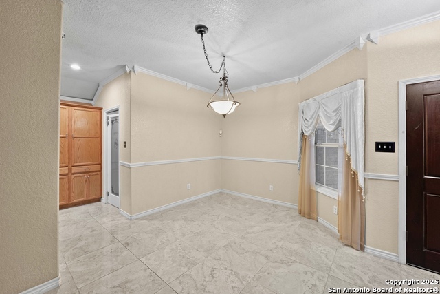 Listing photo id 6 for 6739 Tezel Bend