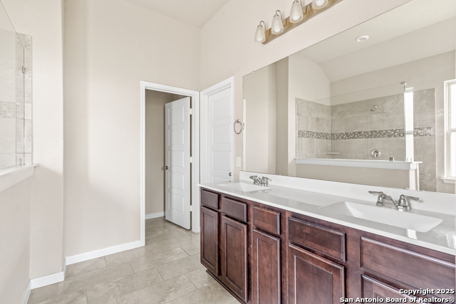 Listing photo id 13 for 8132 Chasemont Ct.