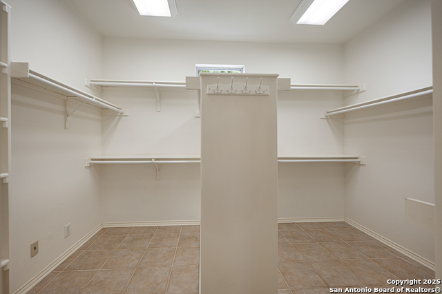 Image 26 of 42 For 21503 Promontory Cir