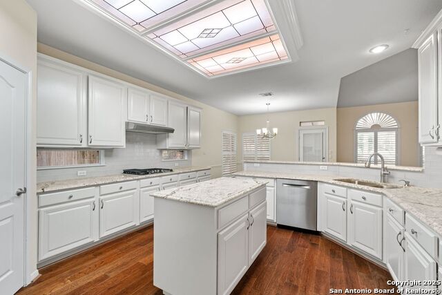 Listing photo id 12 for 614 Walder Trail