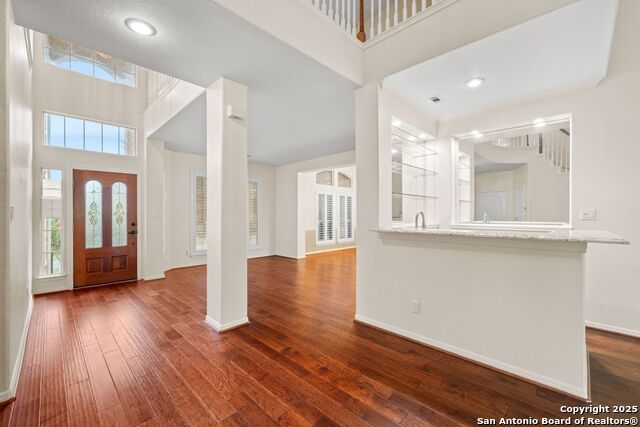 Listing photo id 2 for 614 Walder Trail
