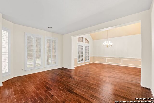 Listing photo id 3 for 614 Walder Trail