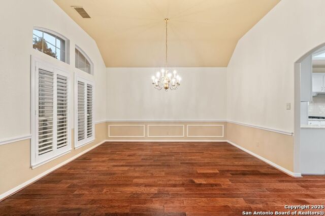 Listing photo id 5 for 614 Walder Trail
