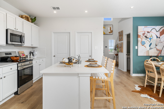 Listing photo id 3 for 1554 Estelea Grove
