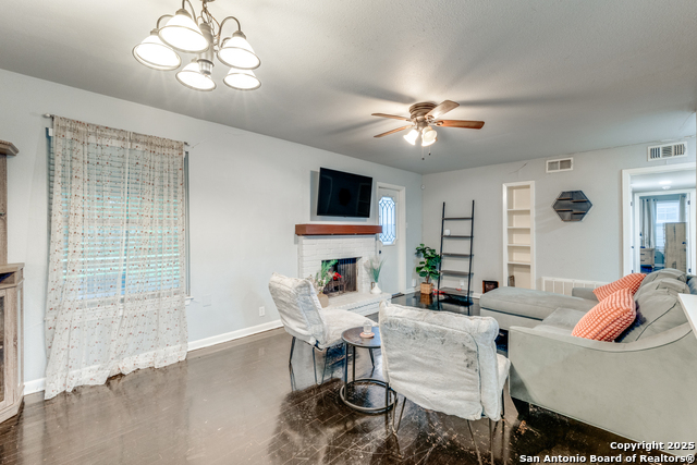 Listing photo id 8 for 347 Pinewood Ln