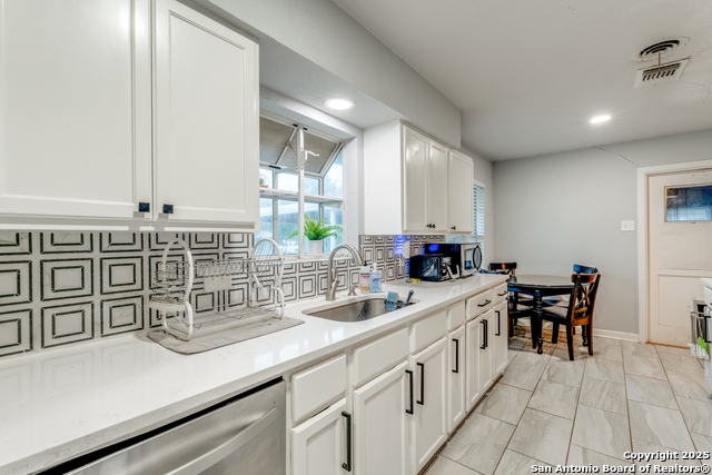 Listing photo id 10 for 347 Pinewood Ln