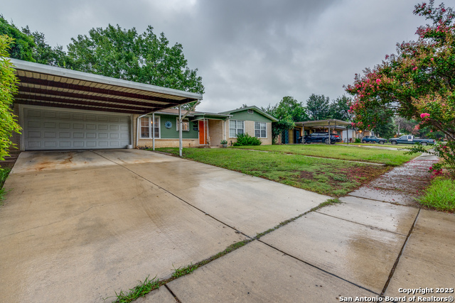 Listing photo id 3 for 347 Pinewood Ln