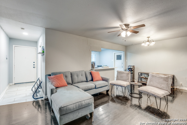 Listing photo id 4 for 347 Pinewood Ln