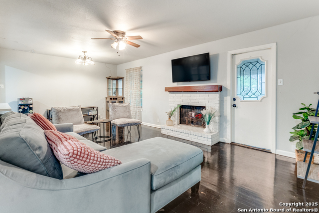 Listing photo id 5 for 347 Pinewood Ln