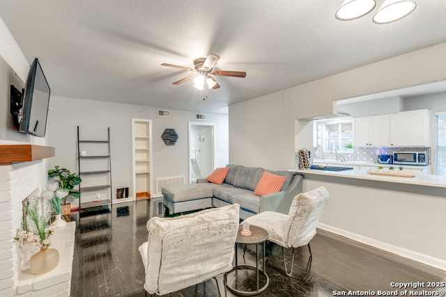 Listing photo id 7 for 347 Pinewood Ln