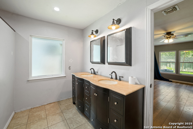 Listing photo id 13 for 3531 Oakfort