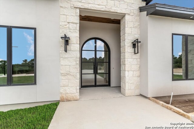 Listing photo id 1 for 26819 Pecan Bluff