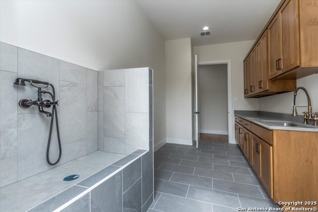 Listing photo id 28 for 26819 Pecan Bluff