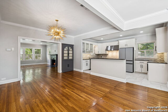 Listing photo id 8 for 102 Nacogdoches