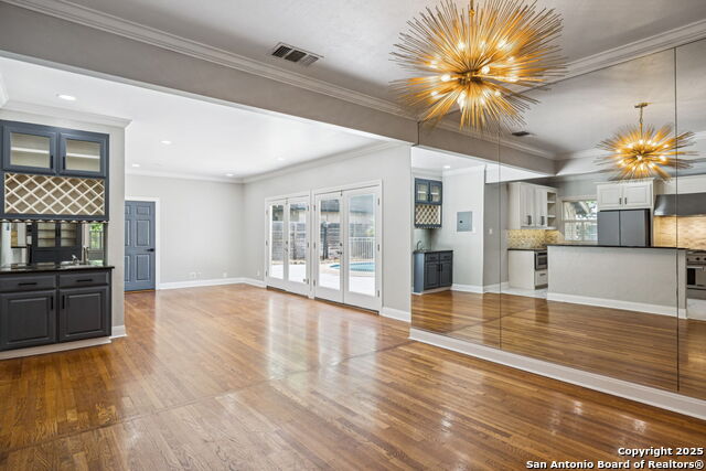 Listing photo id 12 for 102 Nacogdoches