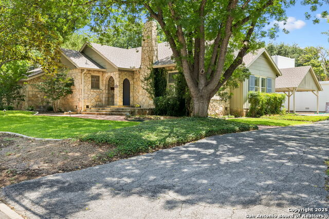 Listing photo id 1 for 102 Nacogdoches