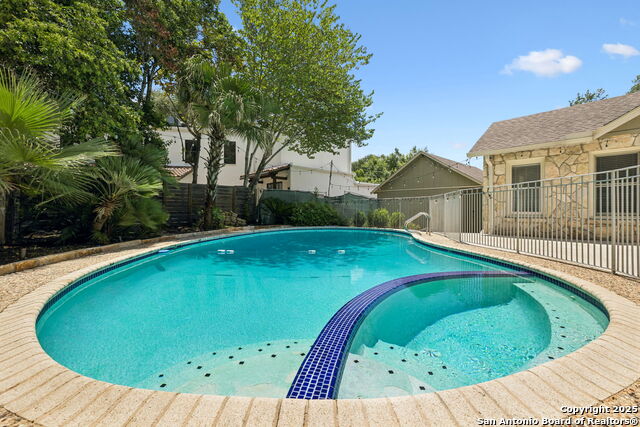 Listing photo id 31 for 102 Nacogdoches