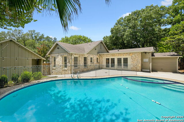 Listing photo id 33 for 102 Nacogdoches