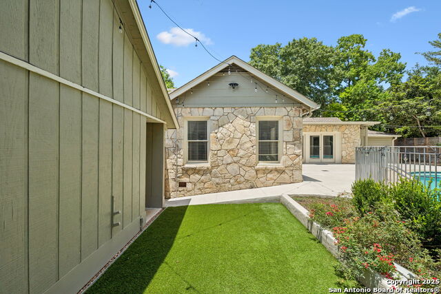 Listing photo id 34 for 102 Nacogdoches