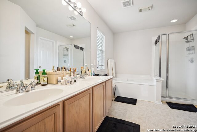 Listing photo id 13 for 3933 Brook Hollow Dr
