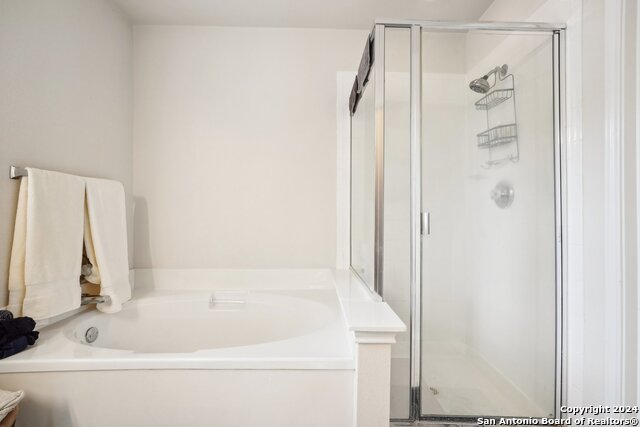 Listing photo id 14 for 3933 Brook Hollow Dr