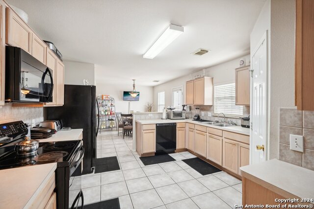 Listing photo id 5 for 3933 Brook Hollow Dr