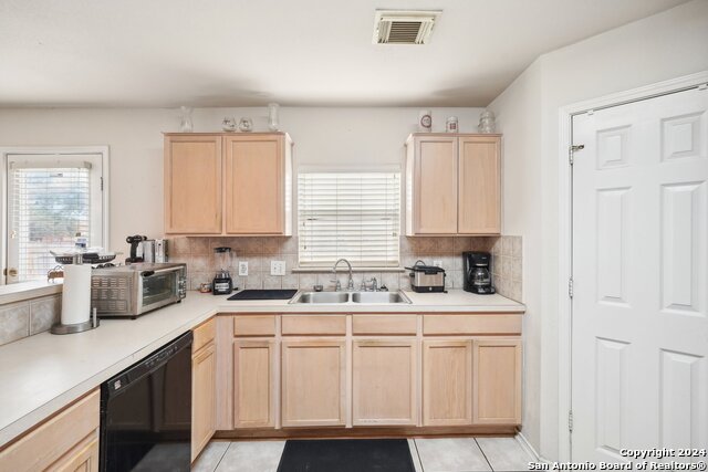 Listing photo id 6 for 3933 Brook Hollow Dr