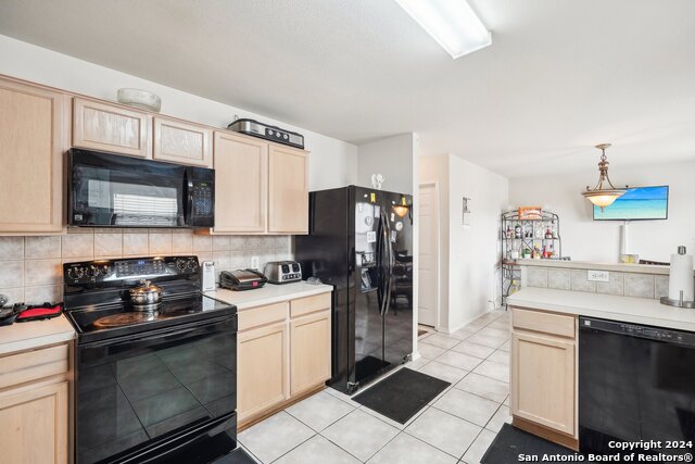 Listing photo id 7 for 3933 Brook Hollow Dr