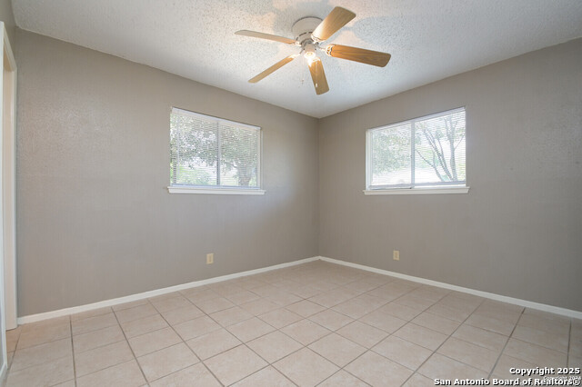 Listing photo id 15 for 5103 Witt