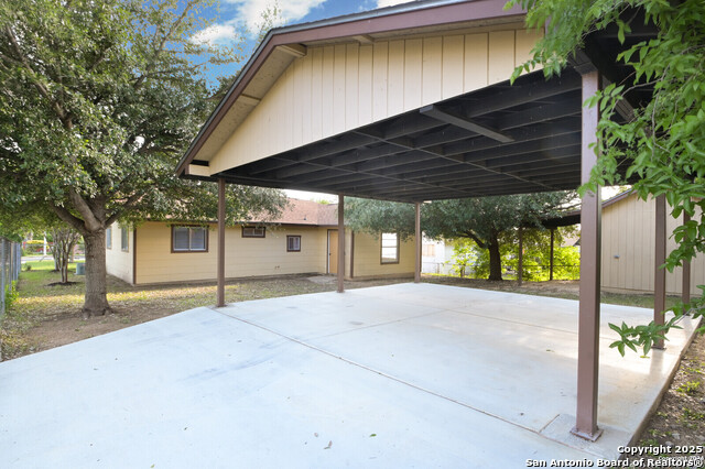 Listing photo id 2 for 5103 Witt