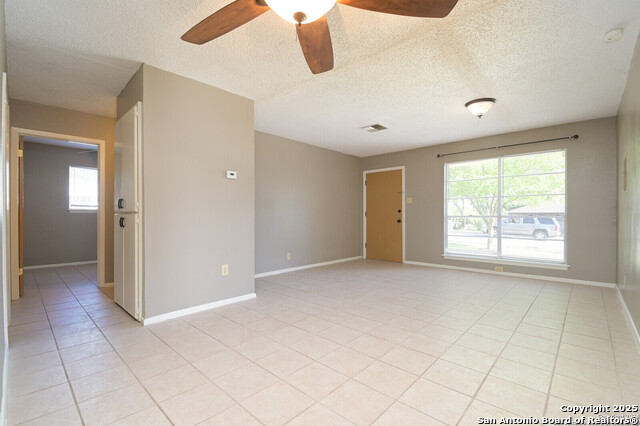 Listing photo id 4 for 5103 Witt
