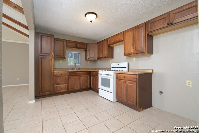 Listing photo id 6 for 5103 Witt