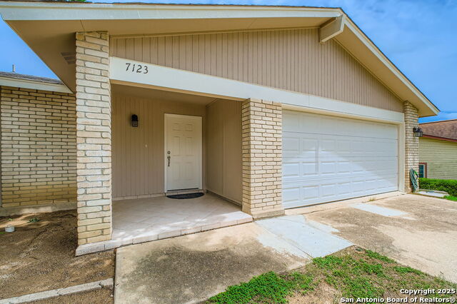 Listing photo id 2 for 7123 Winter Ridge