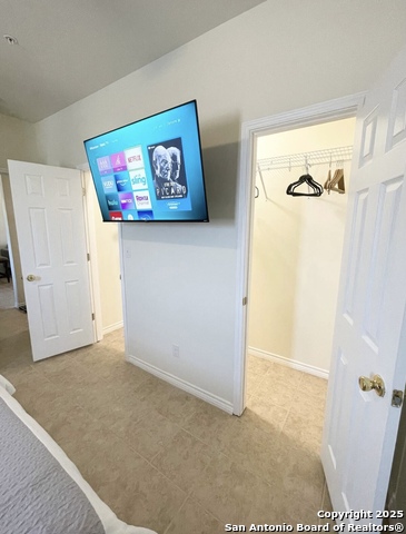 Listing photo id 8 for 391 Riverside Dr  19