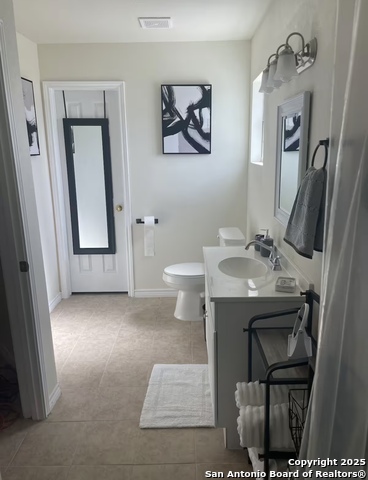 Listing photo id 10 for 391 Riverside Dr  19