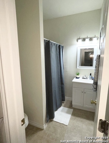 Listing photo id 11 for 391 Riverside Dr  19
