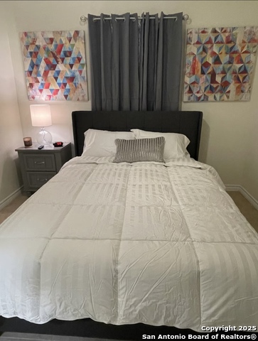 Listing photo id 7 for 391 Riverside Dr  19