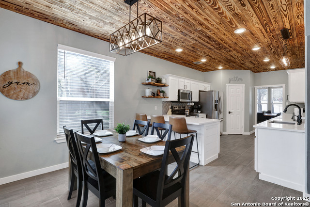 Listing photo id 3 for 8211 Brightstone