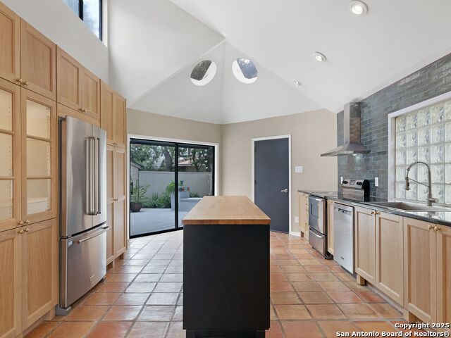 Listing photo id 9 for 3494 River Way