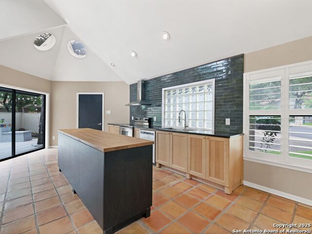 Listing photo id 10 for 3494 River Way