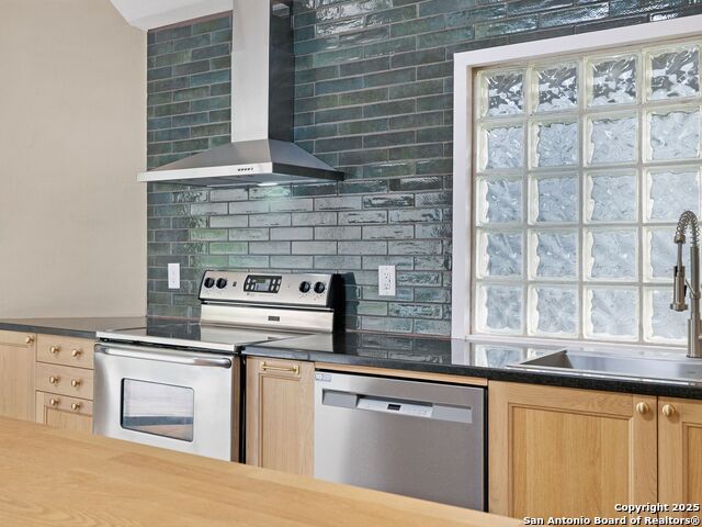 Listing photo id 11 for 3494 River Way