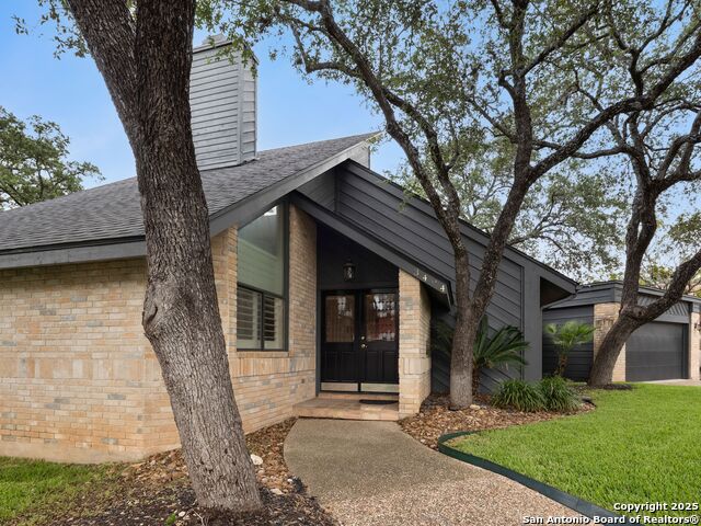 Listing photo id 1 for 3494 River Way