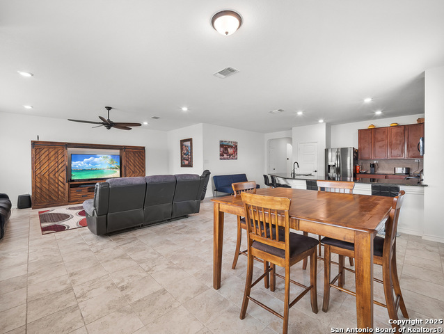 Listing photo id 7 for 220 Shadow Terrace