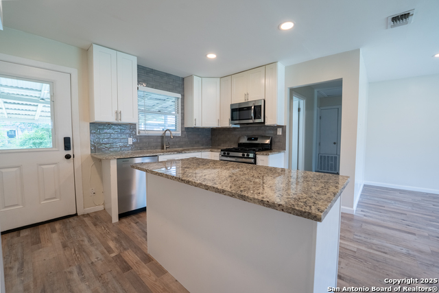 Image 16 of 33 For 643 Edgebrook