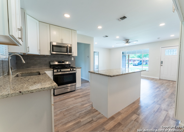 Image 17 of 33 For 643 Edgebrook